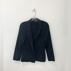 H&M black blazer with single button and 2 side pockets.